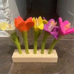 LOVEVERY Felt Flowers In A Row Baby/Toddler Toy